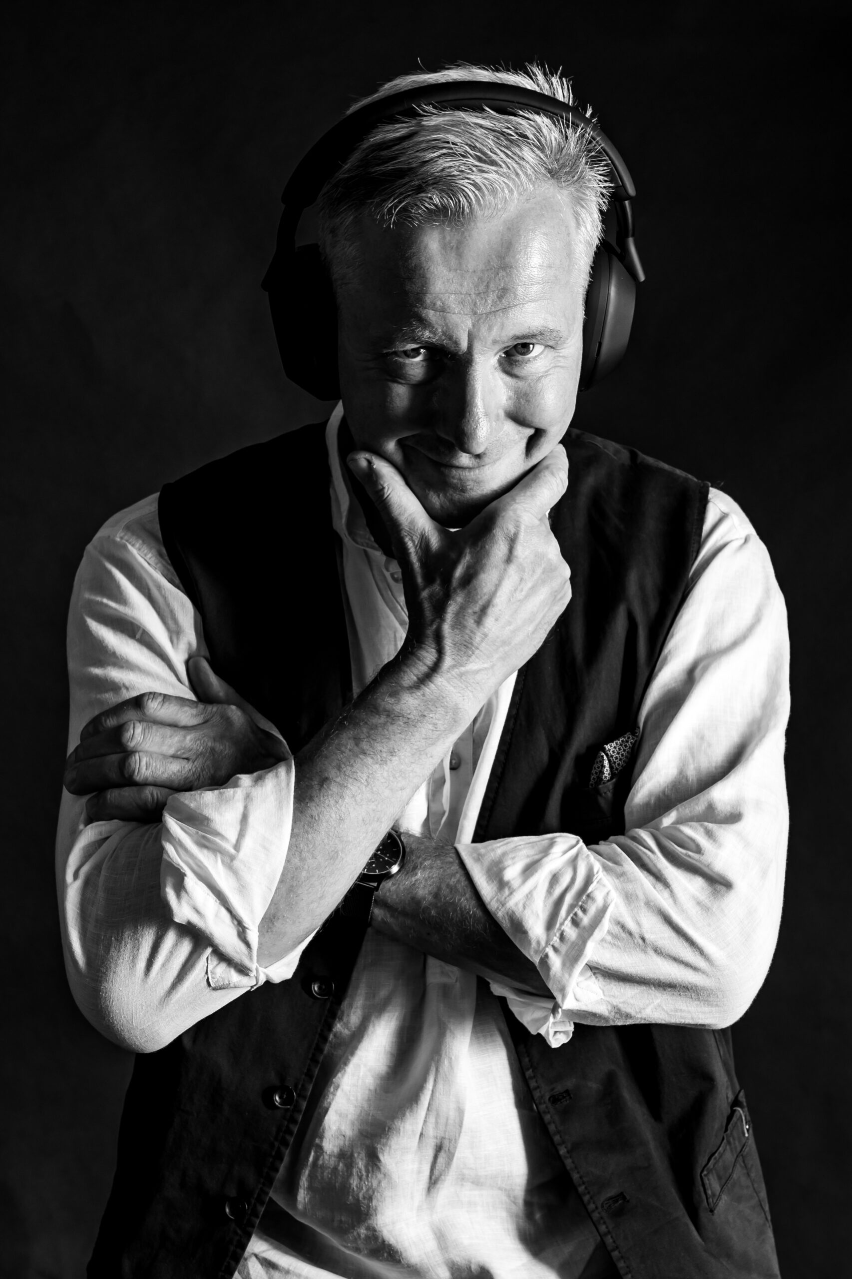 DJ Heinz, ein Berliner DJ Mit Kopfhörern und einem sympathischen lächeln.